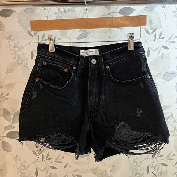 ✨ Abercrombie & Fitch Curve Love Mid Rise Boyfriend Shorts ✨ - Picture 1 of 4
